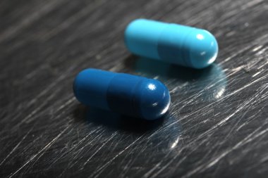 çelik bir plaka üzerinde renkli medicinical kapsül