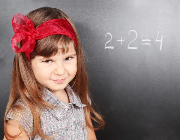 学习数学的黑板附近的女孩 — 图库照片