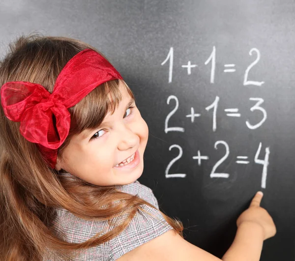 Menina Perto Blackboard Aprendendo Matemática — Fotografia de Stock