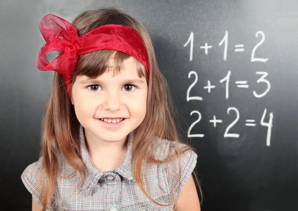 Tyttö lähellä liitutaulu oppiminen matematiikka — kuvapankkivalokuva