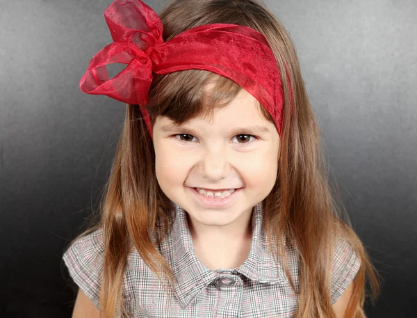 Dívka u tabule s úsměvem portrét — Stock fotografie