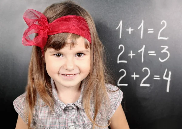 Chica cerca de pizarra aprendizaje matemáticas —  Fotos de Stock
