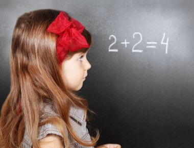 matematik öğrenme blackboard yakınındaki kız