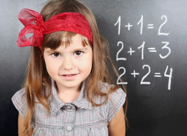 Menina perto de Blackboard aprendizagem matemática — Fotografia de Stock