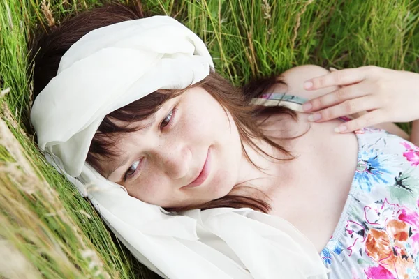 年轻女子躺在草肖像 — 图库照片