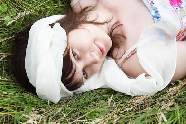 Mujer joven acostada en retrato de hierba —  Fotos de Stock