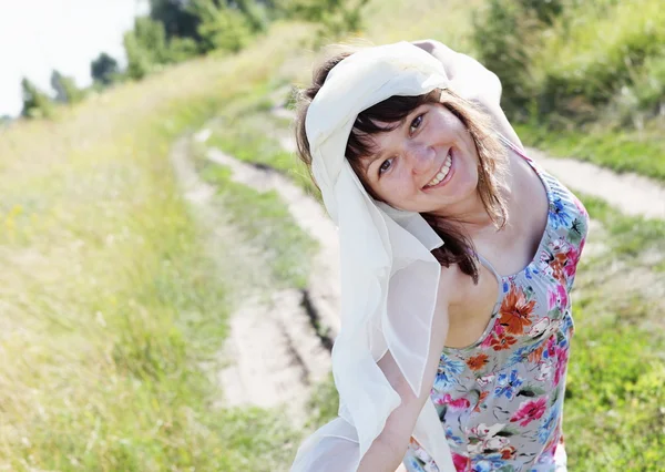 Mujer feliz caminando por el prado — Foto de Stock