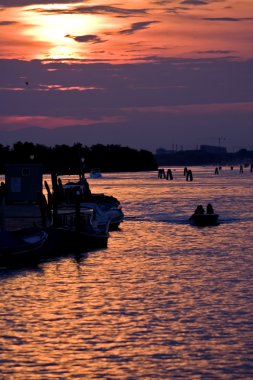 Venedik canal günbatımı adlı binalarda