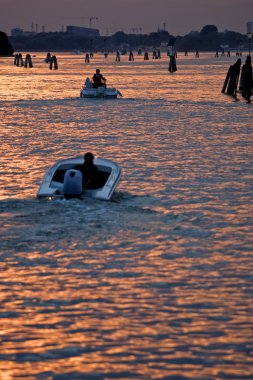 Venedik canal günbatımı adlı binalarda