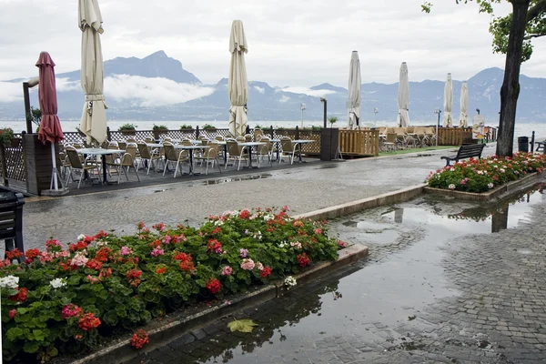 Bir göl kenarında bir limanında boş Restoran