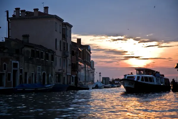 Edificios en un canal en Venecia al atardecer —  Fotos de Stock