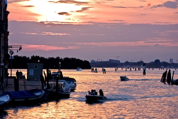Byggnader på en kanal i Venedig vid solnedgången — Stockfoto