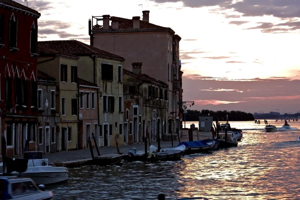 Edificios en un canal en Venecia al atardecer —  Fotos de Stock