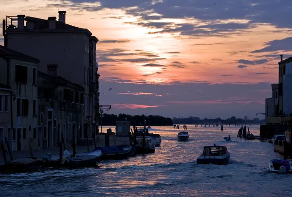 Edifici su un canale a Venezia al tramonto — Foto Stock