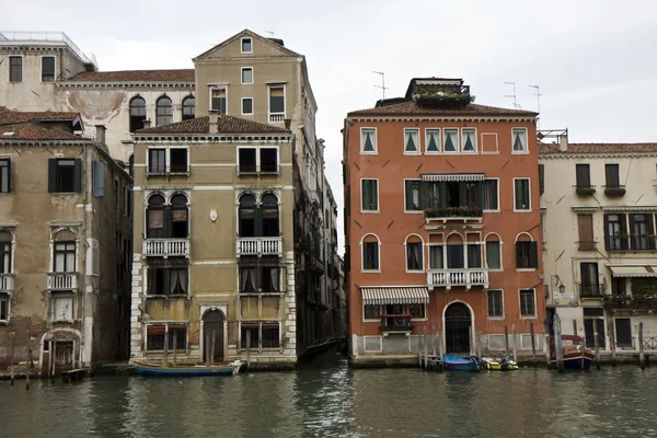 Buildings on the big canal in Venice — Stock Photo, Image