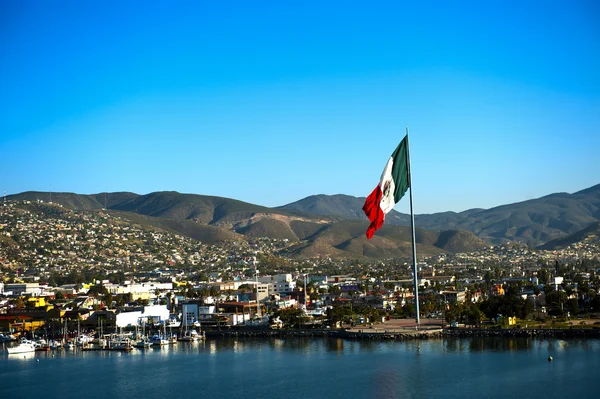 Puerto de Ensenada y bandera mexicana — Foto de Stock