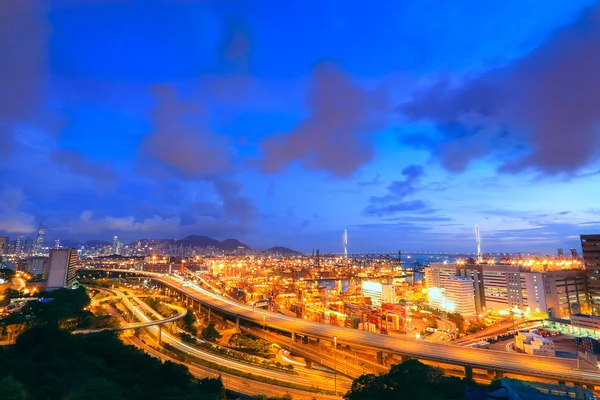 貨物ターミナルおよび日没のハイウェー — ストック写真