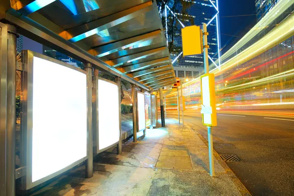 Verkehrsstadt und leere Werbetafel auf Gehweg — Stockfoto