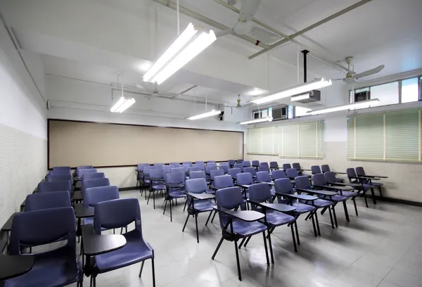 Sala de aula vazia com cadeira e placa — Fotografia de Stock