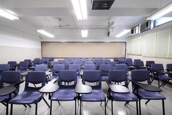 빈 교실에 의자와 칠판 이 있다 — 스톡 사진