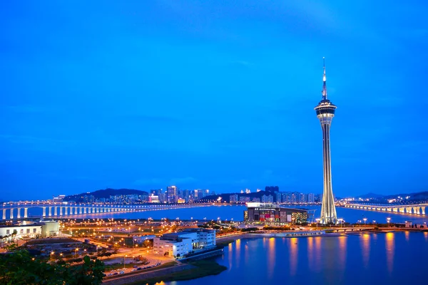Paisaje urbano en la noche con famosa torre de viaje cerca del río en Macao , — Foto de Stock