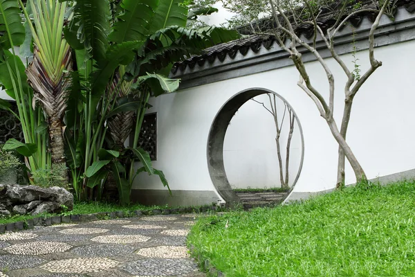 Circle entrance of Chinese garden in Hong Kong — Zdjęcie stockowe