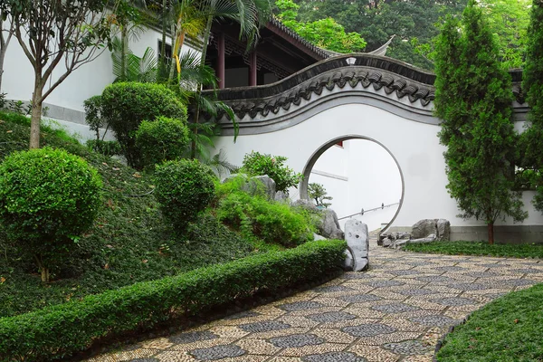 Круглый вход в китайский сад в Гонконге — стоковое фото