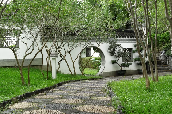 Circle entrance of Chinese garden in Hong Kong — Stock Photo, Image