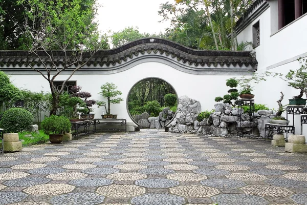 Circle entrance of Chinese garden in Hong Kong — Zdjęcie stockowe