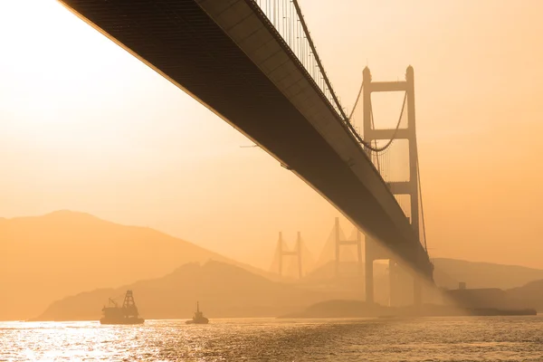 Gün batımı görünümü altında köprü — Stok fotoğraf