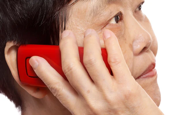 Старшая женщина разговаривает по мобильному телефону — стоковое фото