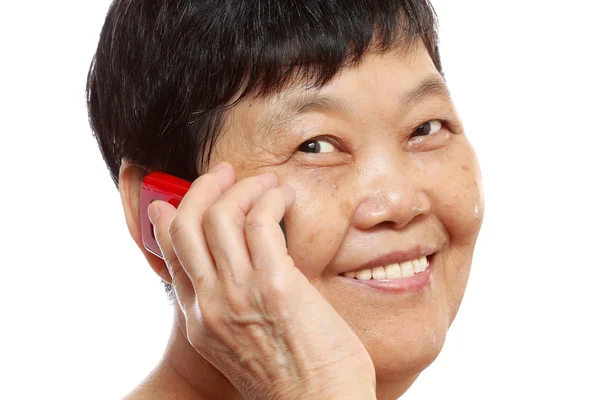 Starší žena mluvila na mobilním telefonu — Stock fotografie