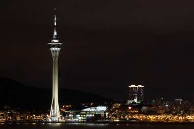 Cityscape gecede ünlü seyahat Kulesi Macao Nehri yakınında,