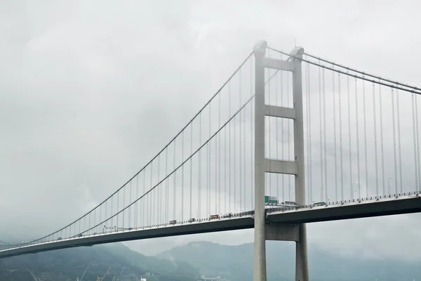 Tsing ma puente en la niebla — Foto de Stock