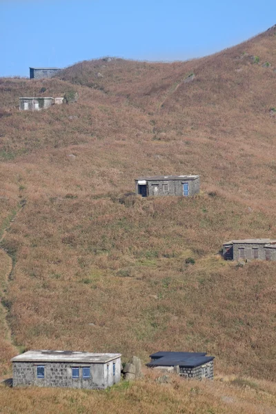 Gamla sten hus med gräs på berget — Stockfoto