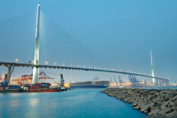 Container terminal og stenhugger bro i Hongkong - Stock-foto