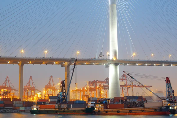 Kontejner terminálu a zábraně most v hong Kongu — Stock fotografie
