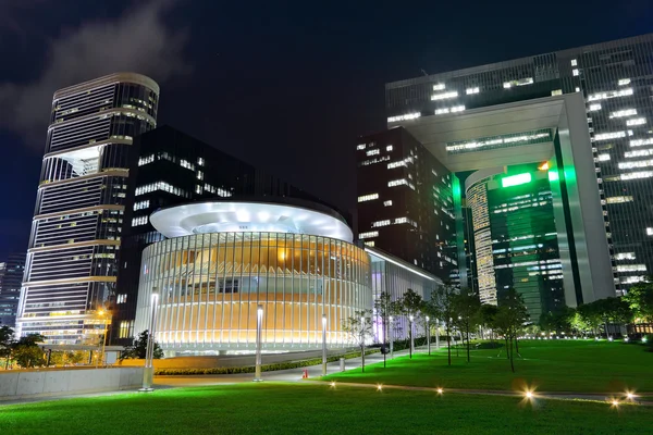 Moderno edificio de oficinas en el centro de la ciudad por la noche — Foto de Stock