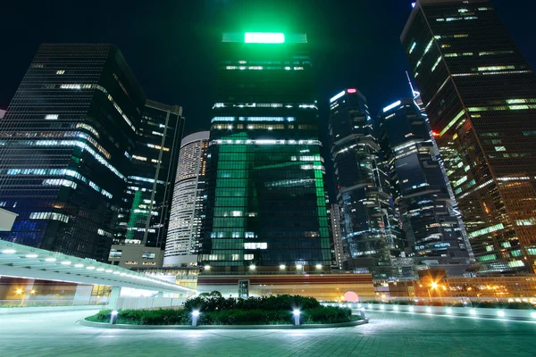 Moderno edificio de oficinas en el centro de la ciudad por la noche — Foto de Stock