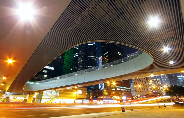 Moderne stedelijke landschap en de drukke straten in de avond — Stockfoto