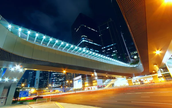 Paisagem urbana moderna e as ruas movimentadas à noite — Fotografia de Stock