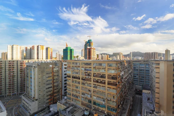 Ipari épület a belvárosban, kék ég alatt — Stock Fotó