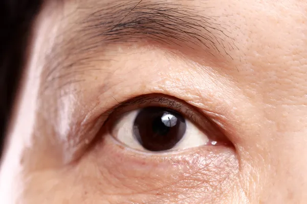 Närbild av gamla kvinnans ögon — Stockfoto