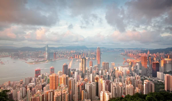 Hong Kong-i skyline Victoria Peak napkeltekor — Stock Fotó