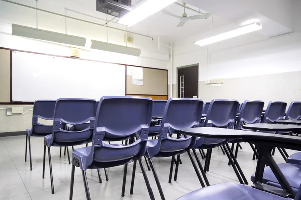 빈 교실에 의자와 칠판 이 있다 — 스톡 사진