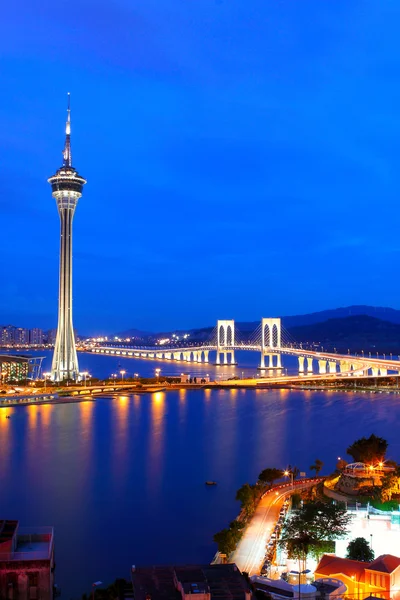Cityscape à noite com a famosa torre de viagem perto do rio em Macau , — Fotografia de Stock