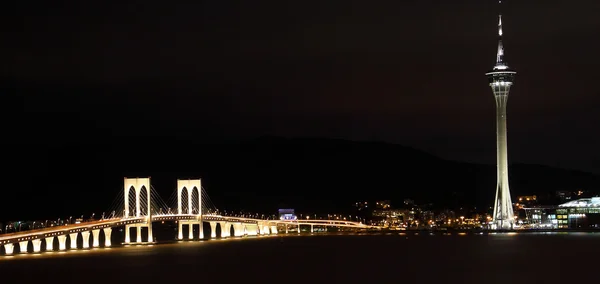 Paisaje urbano en la noche con famosa torre de viaje cerca del río en Macao , — Foto de Stock