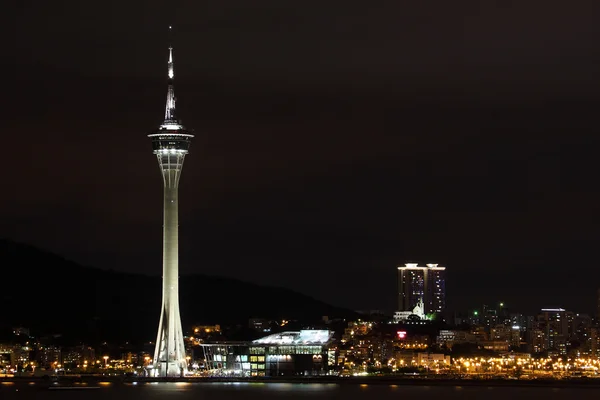 Cityscape à noite com a famosa torre de viagem perto do rio em Macau , — Fotografia de Stock