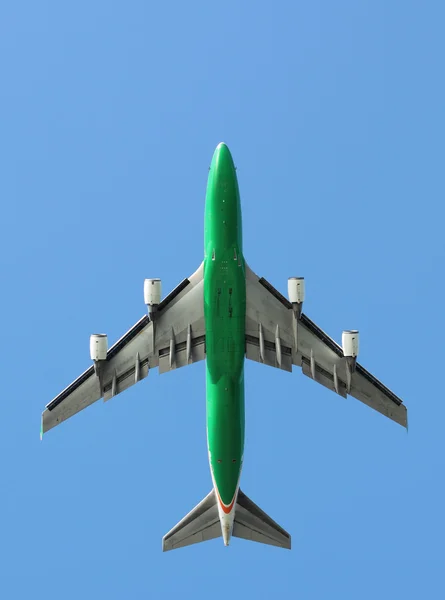 Flugzeug fliegt unter blauem Himmel — Stockfoto