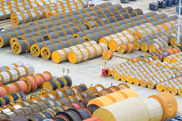 Kabel roll a transformátor na podlaze — Stock fotografie